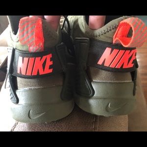 Nike Hurache boys size 7 gym shoes 👟grade school